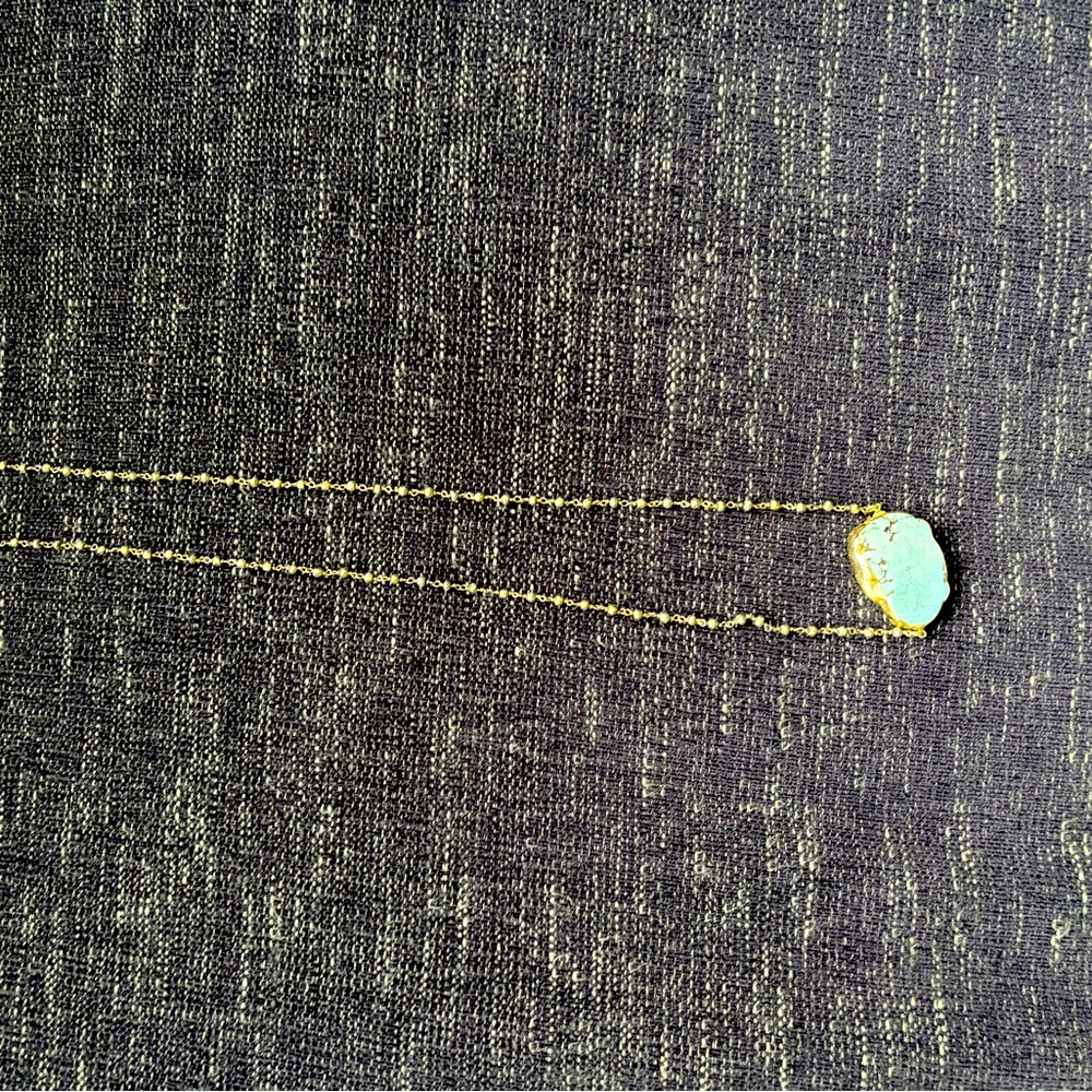 Turquoise necklace w/beads. Length: 15.5 in. Turquoise: 1.5 in x 1 in